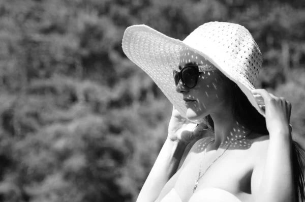 Chica Sombrero Pasar Tiempo Playa Soleada Lago — Foto de Stock