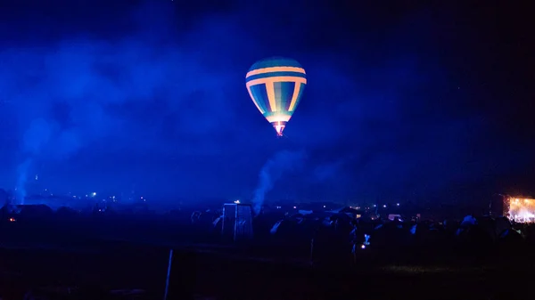 Globo Aire Caliente Volando Sobre Espectacular Cappadocia Bajo Cielo Con —  Fotos de Stock