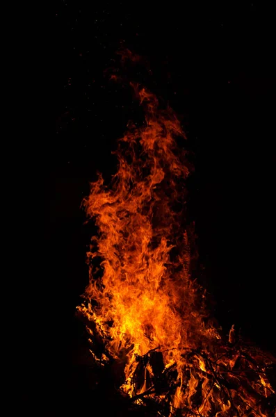 Fogueira noturna com espaço disponível no lado esquerdo . — Fotografia de Stock