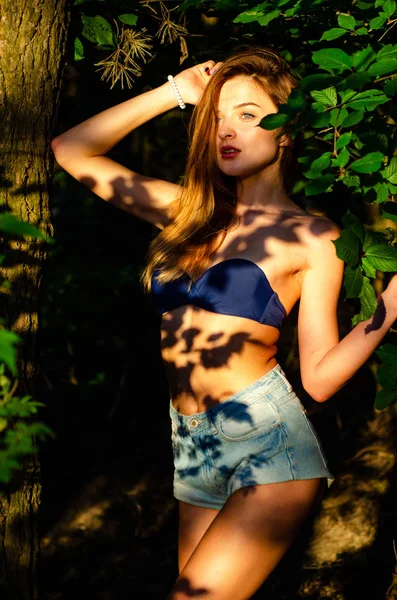 Schöne sexy Mädchen dunklen Wald — Stockfoto