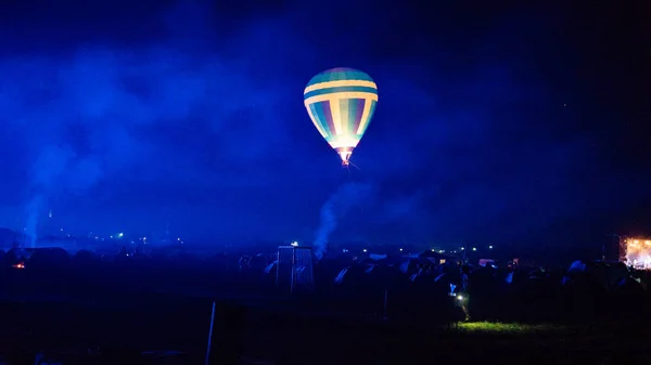 Globo Aire Caliente Volando Sobre Espectacular Cappadocia Bajo Cielo Con —  Fotos de Stock