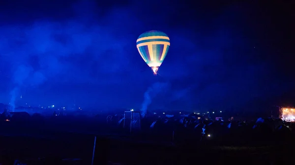 热气球在壮观的卡帕多西亚上空盘旋 银河般的天空 夜晚闪耀的星空 — 图库照片