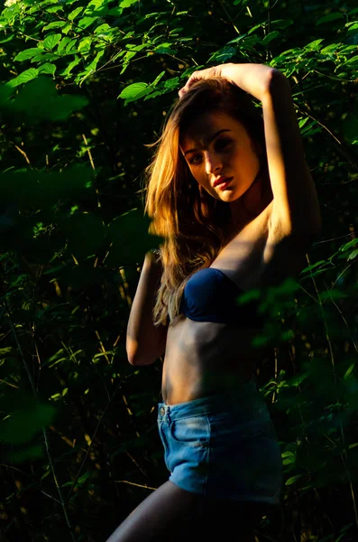 Vacker sexig flicka mörk skog — Stockfoto