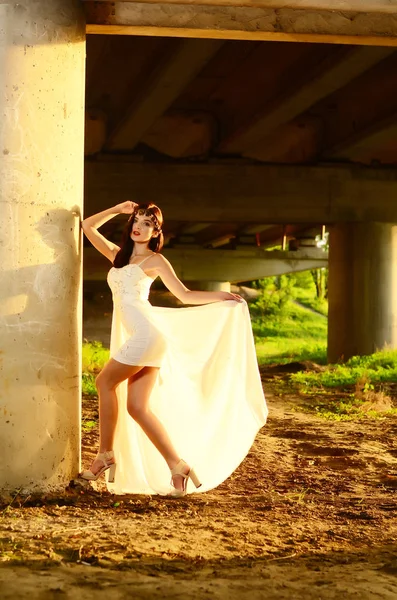 Młoda Piękna Kobieta Modnej Sukience Pozowanie Zewnątrz — Zdjęcie stockowe