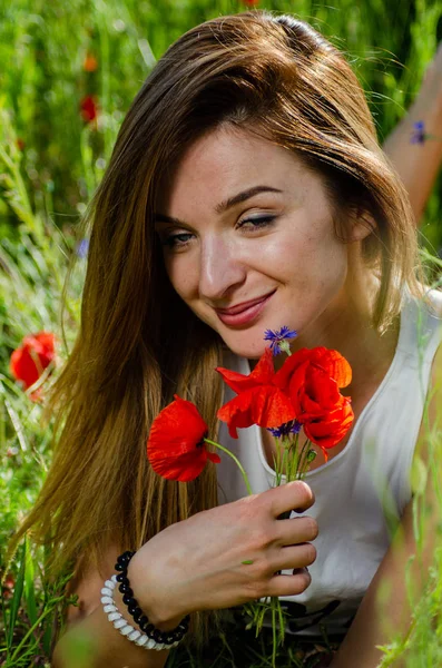 Pretty woman in the field of poppies — Stock Photo, Image