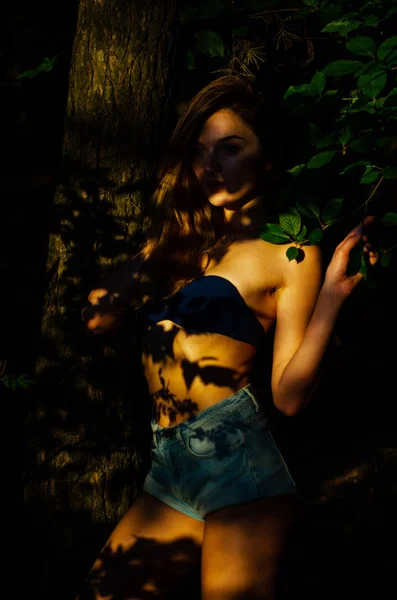 Hermosa sexy chica oscuro bosque — Foto de Stock