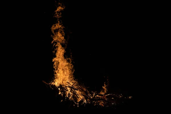 Fogueira noturna com espaço disponível no lado esquerdo . — Fotografia de Stock