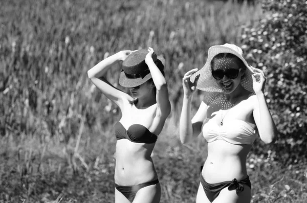 Дівчата Проводять Час Сонячному Пляжі Озера — стокове фото