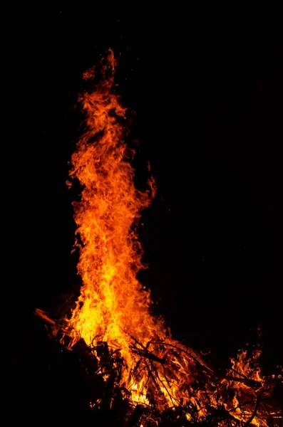 Fogueira noturna com espaço disponível no lado esquerdo . — Fotografia de Stock