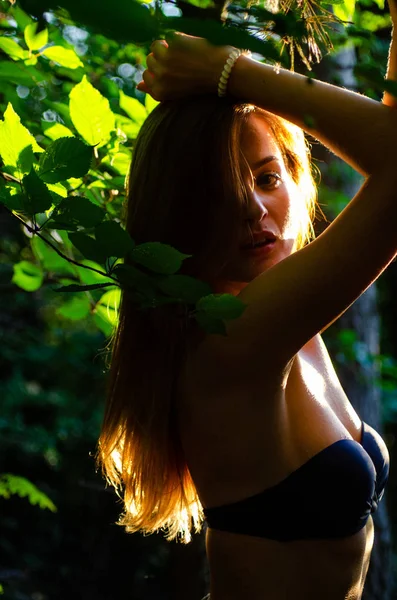 Belle fille sexy forêt sombre — Photo