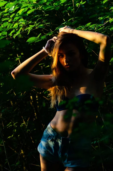Mooi sexy meisje donker bos — Stockfoto