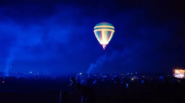 Hőlégballon Repül Látványos Cappadocia Alatt Tejes Ragyogó Csillag Éjjel — Stock Fotó