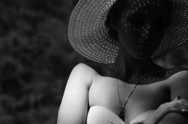 Girl Hat Spending Time Sunny Lake Beach — Fotografia de Stock