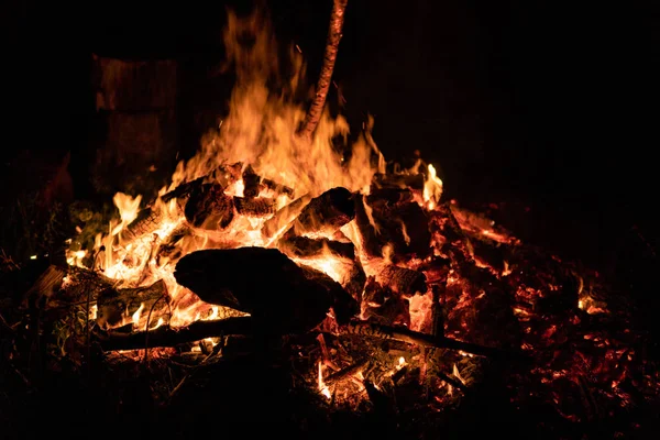 Nacht kampvuur met beschikbare ruimte aan linkerzijde. — Stockfoto