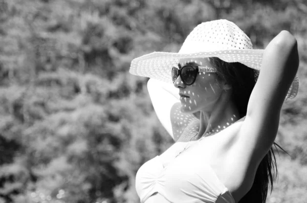 Girl Hat Spending Time Sunny Lake Beach — Stockfoto