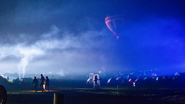 Globo de aire caliente volando sobre la espectacular Capadocia bajo el cielo con la Vía Láctea y la estrella de Shininng en la noche (con grano ) —  Fotos de Stock