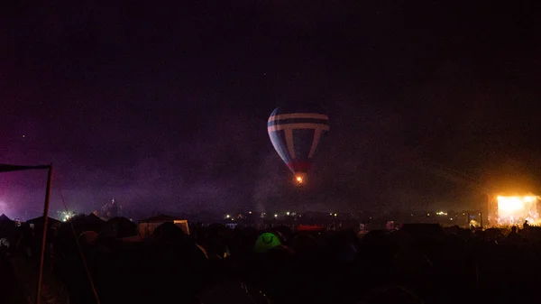 Balon Gorące Powietrze Przelatujący Nad Spektakularną Kapadocją Pod Niebem Drogą — Zdjęcie stockowe