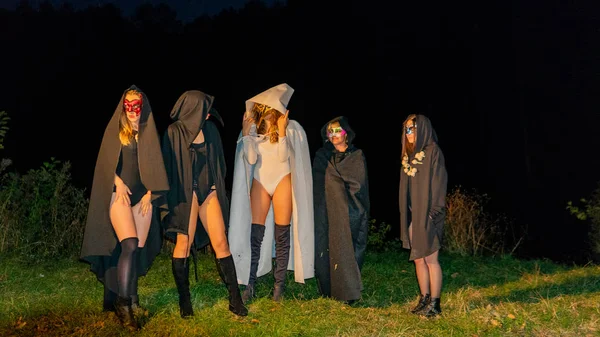 Загадочные Девушки Черно Белых Плащах Шабаш Ведьм Лесу Ночью Костра — стоковое фото