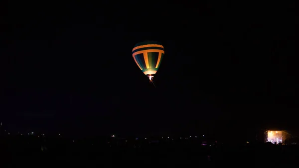 Sıcak Hava Balonu Gökyüzü Altında Samanyolu Geceleri Parlayan Yıldızla Muhteşem — Stok fotoğraf