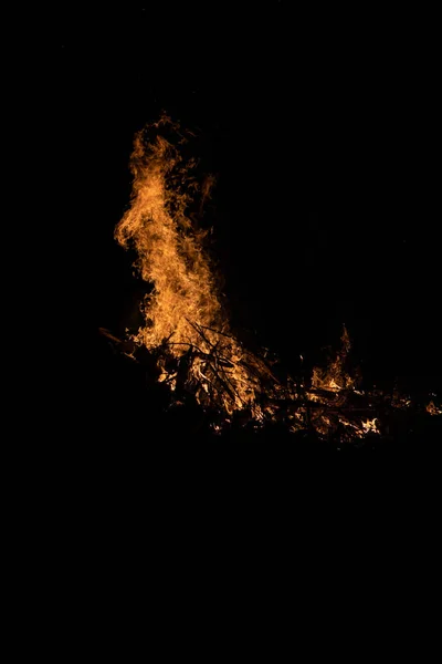 Fogueira noturna com espaço disponível no lado esquerdo . — Fotografia de Stock