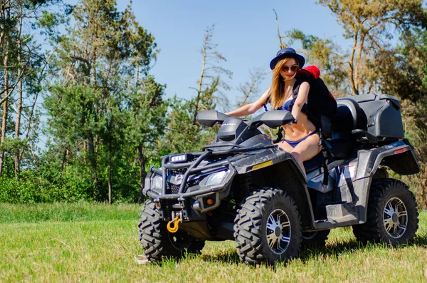 Chica sexy, delgada, bonita, atractiva en traje de baño en la moto quad ATV. Concepto ATV . —  Fotos de Stock