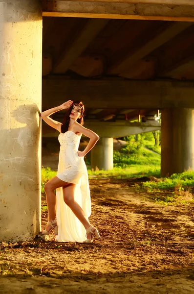 Junge schöne süße Mädchen modisches Kleid Wald im Freien Modekonzept — Stockfoto