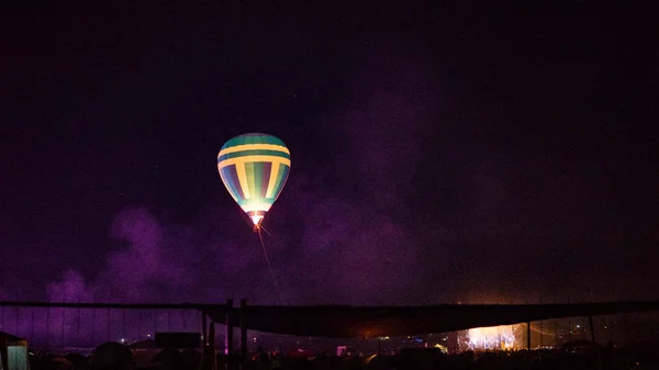 Balão Quente Sobrevoando Espetacular Capadócia Sob Céu Com Forma Leitosa — Fotografia de Stock