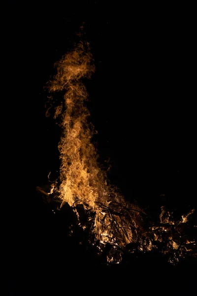 Fogueira noturna com espaço disponível no lado esquerdo . — Fotografia de Stock