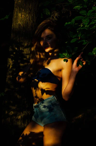 Schöne sexy Mädchen dunklen Wald — Stockfoto