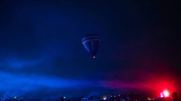 热气球在壮观的卡帕多西亚上空盘旋 在夜空中闪烁着银河般的光芒和夜晚的星星 — 图库照片