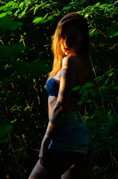 Gyönyörű szexi lány sötét erdő — Stock Fotó
