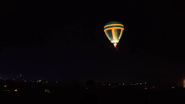 热气球在壮观的卡帕多西亚上空盘旋 在夜空中闪烁着银河般的光芒和夜晚的星星 — 图库照片