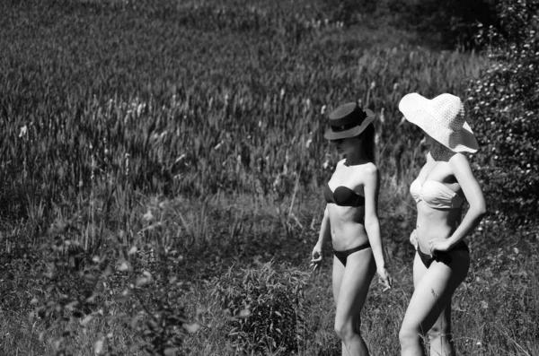 Girls Spending Time Sunny Lake Beach — Fotografia de Stock