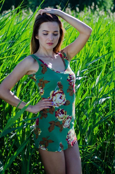 Foto de Arte da Moda. Retrato de menina modelo ao luar à noite. Sexy Glamour Mística Mulher bonita em vestido azul de pé em bastões contra fundo de água. Bela moda tiro criativo . — Fotografia de Stock