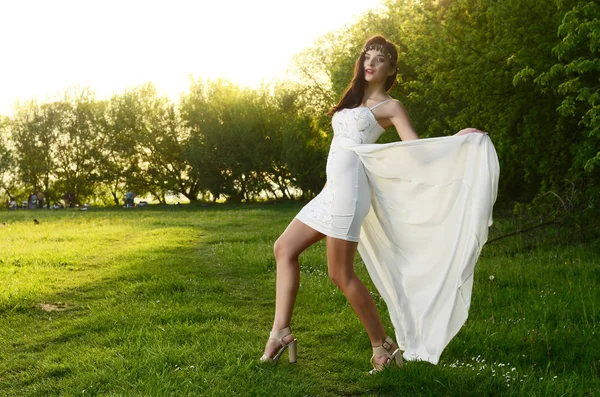 Jeune Belle Femme Robe Mode Posant Plein Air — Photo