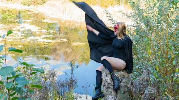 Tyttö Yllään Halloween Vaatteita Metsässä — kuvapankkivalokuva