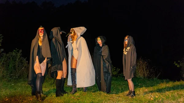 Mystery Young Girls Wearing Black White Cloaks Witch Sabbath Woods — Stock Photo, Image