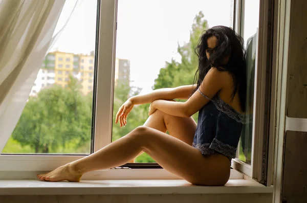 Sensual Atraente Morena Mulher Posando Sobre Janela Vestindo Lingerie Sexy — Fotografia de Stock