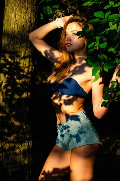 Krásná sexy dívka tmavý les — Stock fotografie