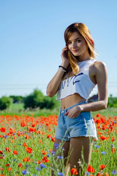 Pretty woman in the field of poppies — 스톡 사진