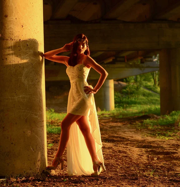 Młoda Piękna Kobieta Modnej Sukience Pozowanie Zewnątrz — Zdjęcie stockowe