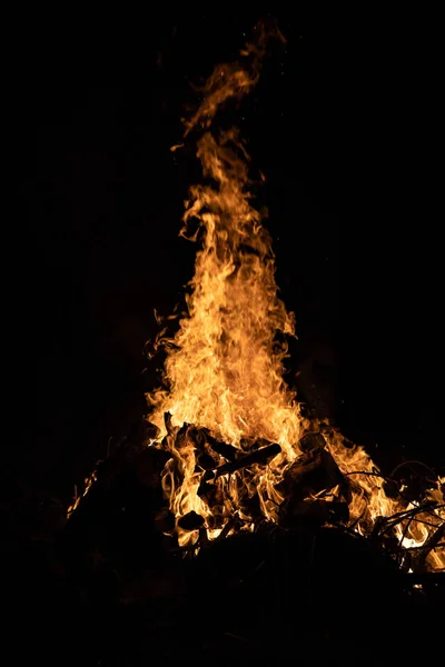 Night campfire with available space at left side. — Stock Photo, Image