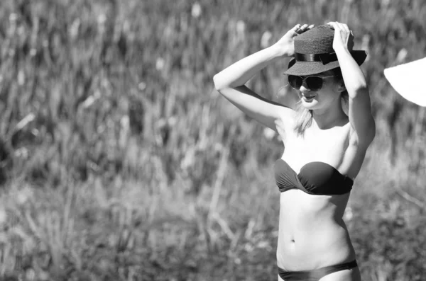Chica Con Sombrero Gafas Traje Baño Posando Playa —  Fotos de Stock