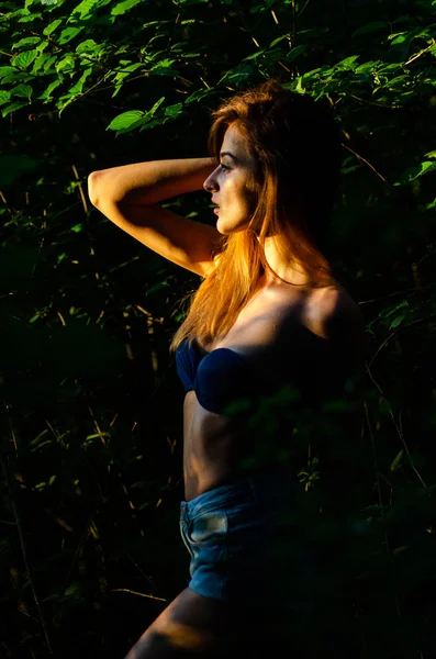 Bela sexy menina escuro floresta — Fotografia de Stock