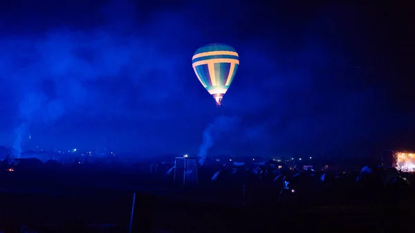 Globo Aire Caliente Volando Sobre Espectacular Cappadocia Bajo Cielo Con — Foto de Stock