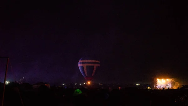 Sıcak Hava Balonu Gökyüzünün Altında Samanyolu Geceleri Parlayan Yıldızla Muhteşem — Stok fotoğraf