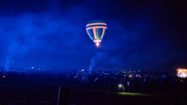 Varm Luft Ballong Flyger Över Spektakulära Kappadokien Himlen Med Mjölkaktig — Stockfoto