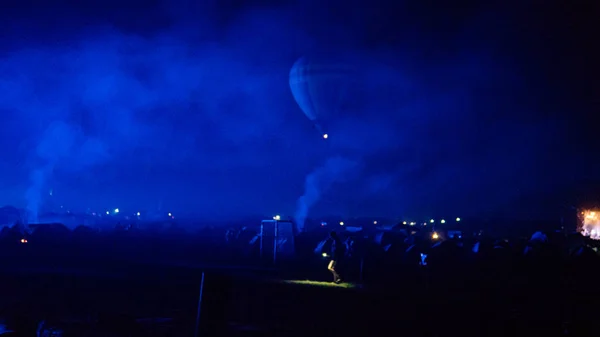 Hot Air Ballon Vliegen Spectaculaire Cappadocië Onder Hemel Met Melkachtige — Stockfoto