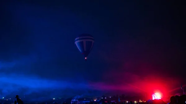 Balon Gorące Powietrze Przelatujący Nad Spektakularną Kapadocją Pod Niebem Drogą — Zdjęcie stockowe