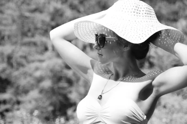 Girl Hat Spending Time Sunny Lake Beach — Fotografia de Stock